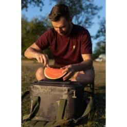 Camiseta Korda LE Koi Verde Oliva 20 Camiseta Korda LE Koi Verde Oliva -Pesca Equipos Tienda 1F5A6853 550x550h