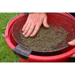 DYNAMITE BAITS Dynamite Swim Stim Commercial Groundbait Silver Fish Dark 900g 16 DYNAMITE BAITS Dynamite Swim Stim Commercial Groundbait Silver Fish Dark 900g -Pesca Equipos Tienda SEQ 2 6 Leave and then riddle off the groundbait 550x550w