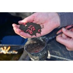 DYNAMITE BAITS Dinamita Swim Stim Groundbait F1 Sweet Black 800g -Pesca Equipos Tienda f1 cool water groundbait with maggots 550x550w